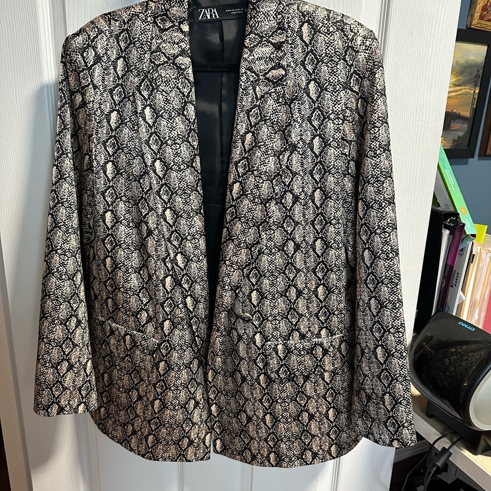 Zara Women's Black and Cream Snake Print Blazer